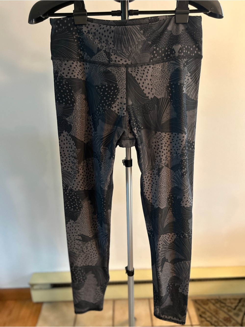 Becco Gray & Black Floral-Spot Active Leggings